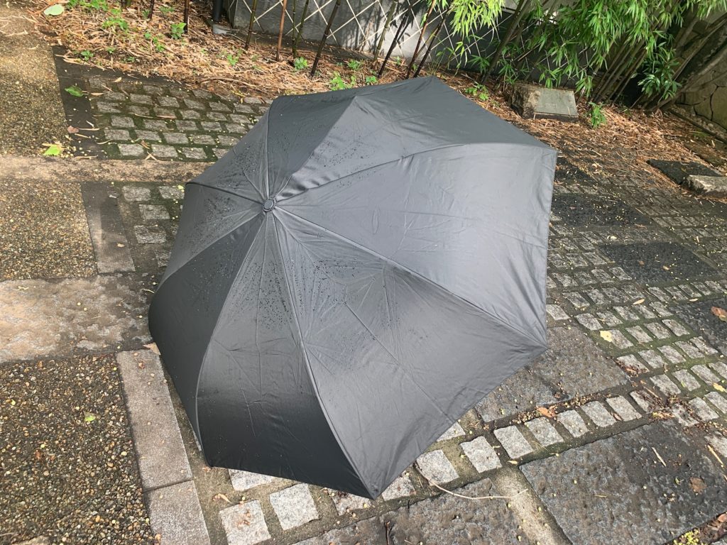 【服が濡れない】逆さに開く傘のメリット4つ【自立する】